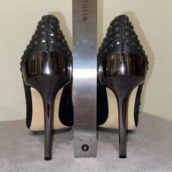 Gently used- BCBGMAXAZRIA Heels - Picture 6 of 8